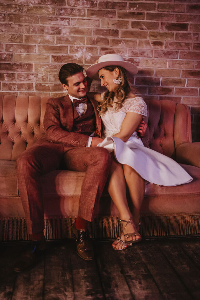 Perfekt gestylte Braut mit ihrem Bräutigam Perfekt gestylte Braut mit ihrem Bräutigam