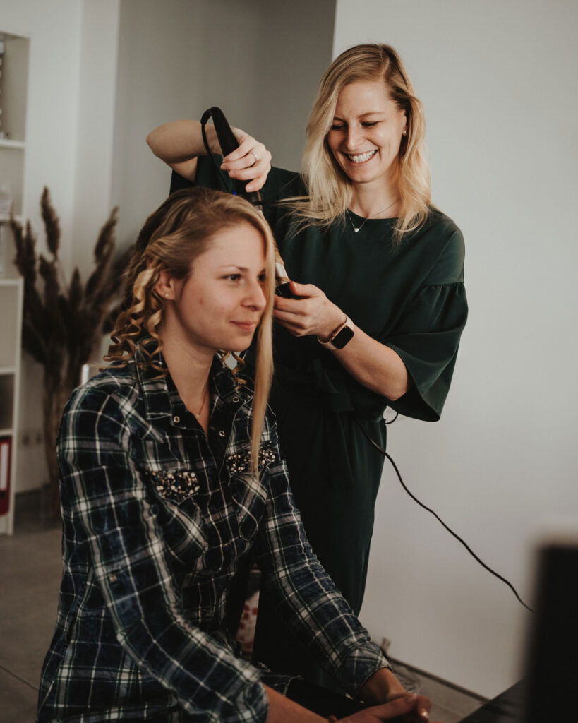 Hairstylistin bei der Brautfrisur Hairstylistin bei der Brautfrisur