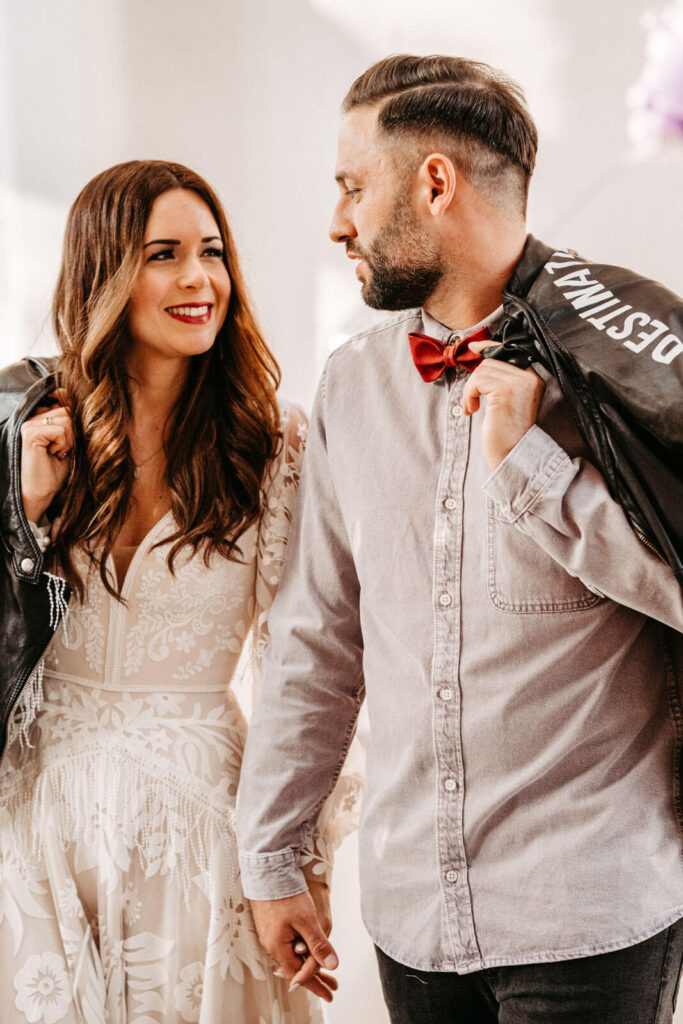 Glückliches Hochzeitspaar mit Lederjacken Glückliches Hochzeitspaar mit Lederjacken