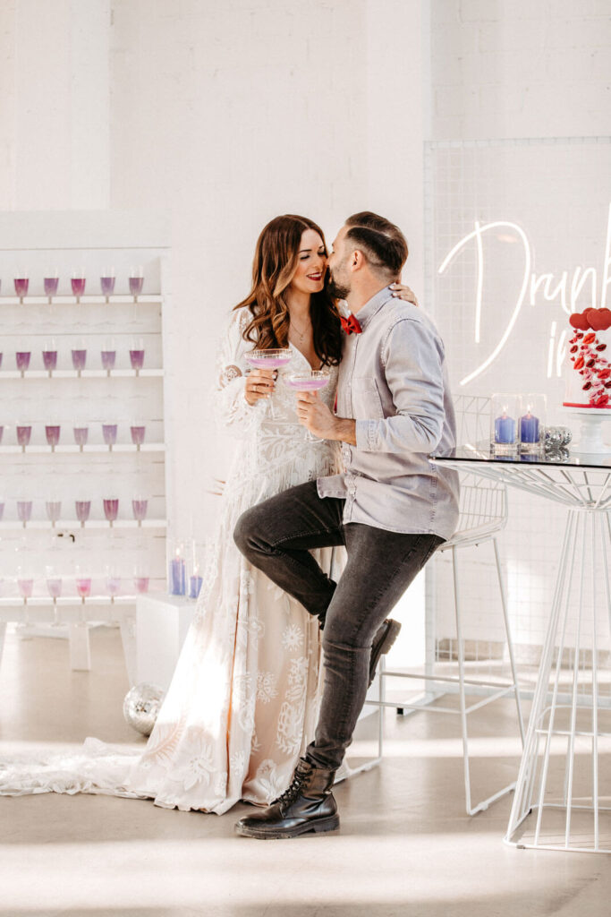 Brautpaar vor einer Sektbar Brautpaar vor einer Sektbar