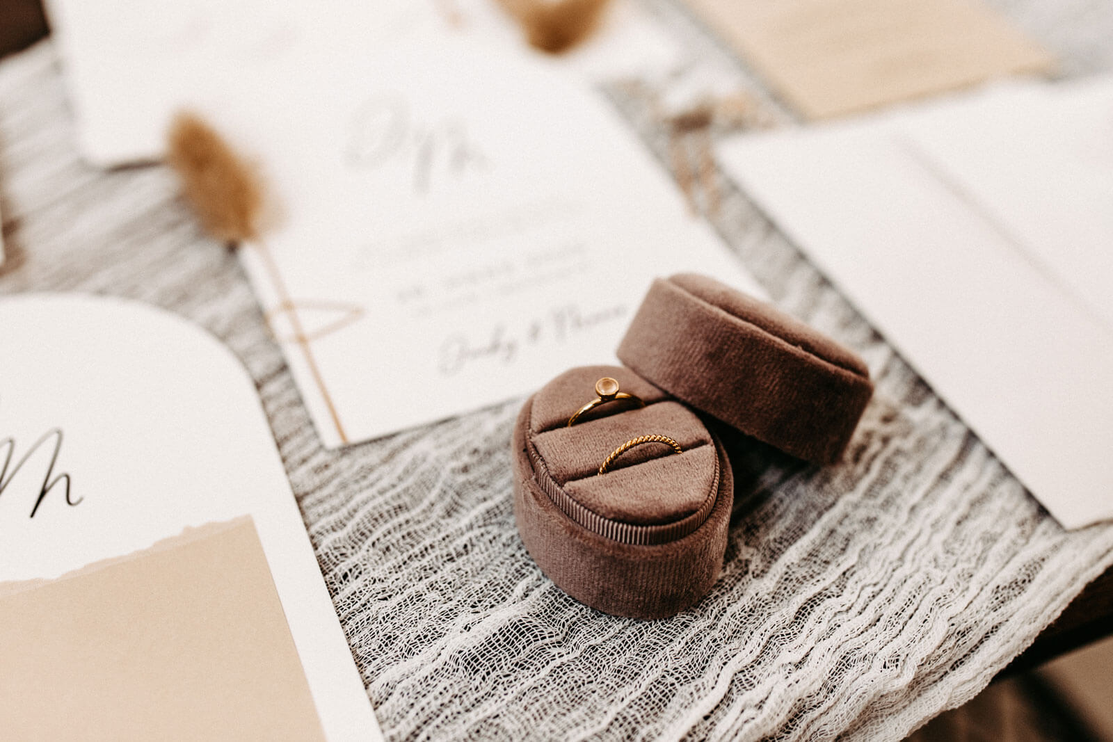 Eheringe mit der Hochzeitspapeterie