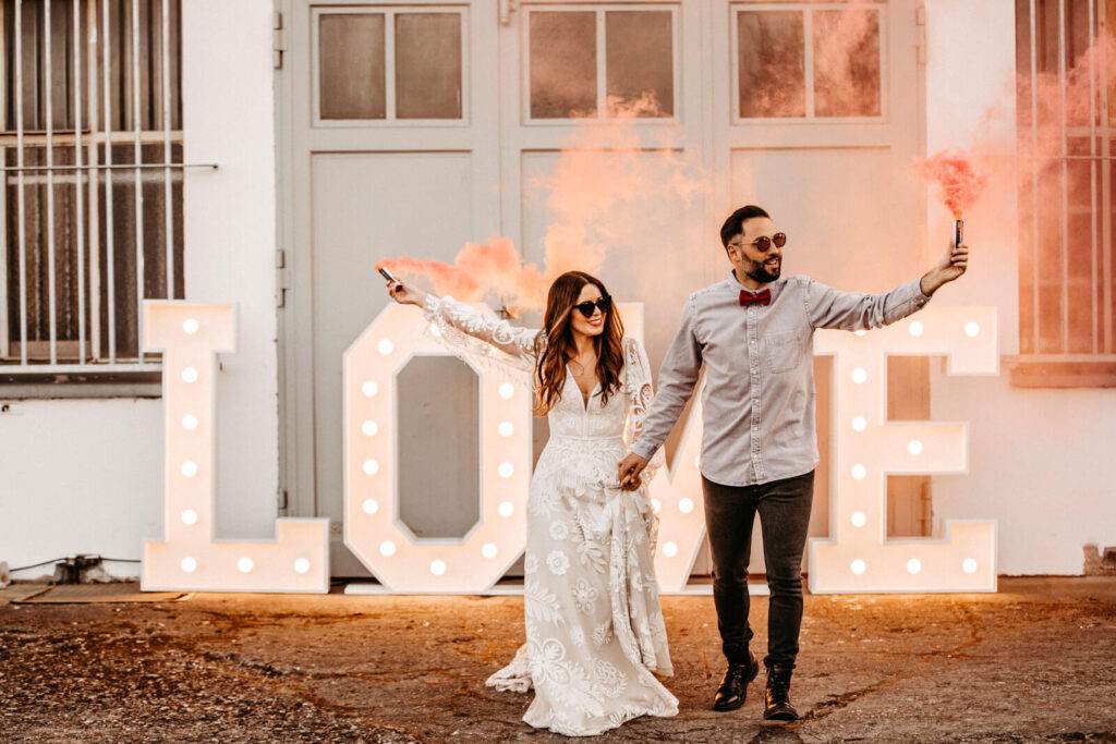 Hochzeitspaar feiert ihre Hochzeit Hochzeitspaar feiert ihre Hochzeit