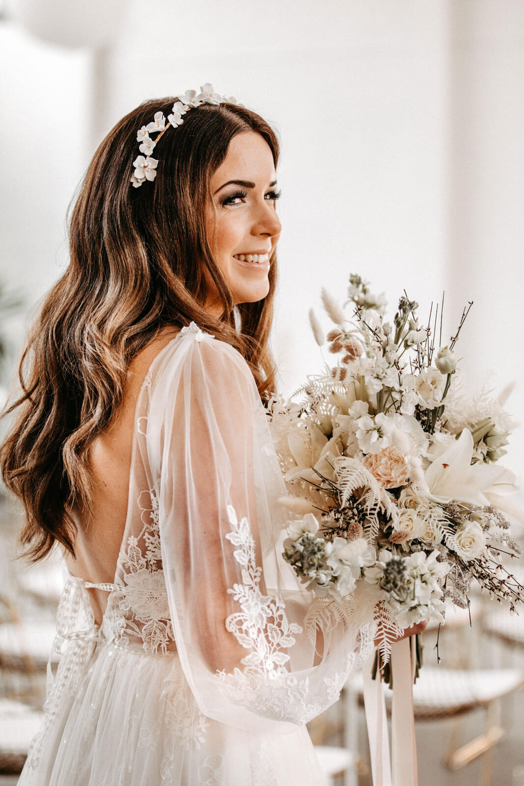 Braut mit Brautstrauß vor dem Altar