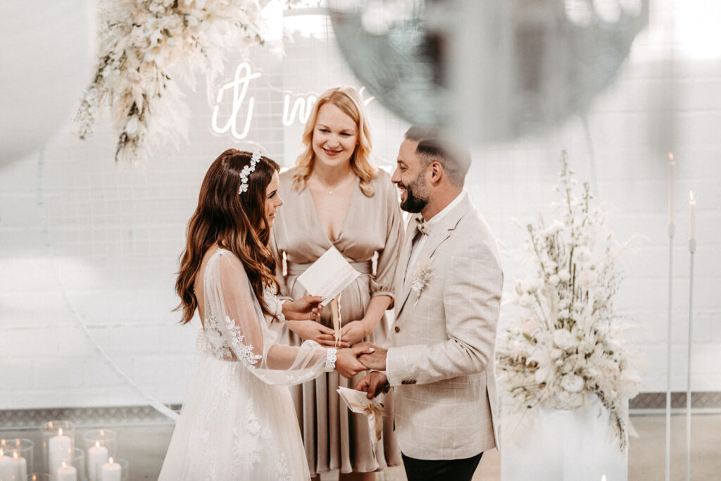 Glückliches Ehepaar vor dem Altar Glückliches Ehepaar vor dem Altar