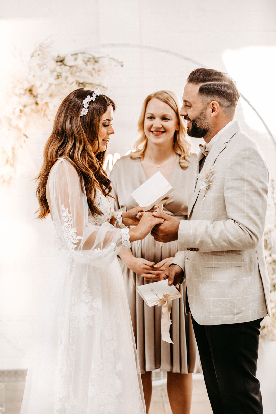 Hochzeitspaar mit der Traurednerin