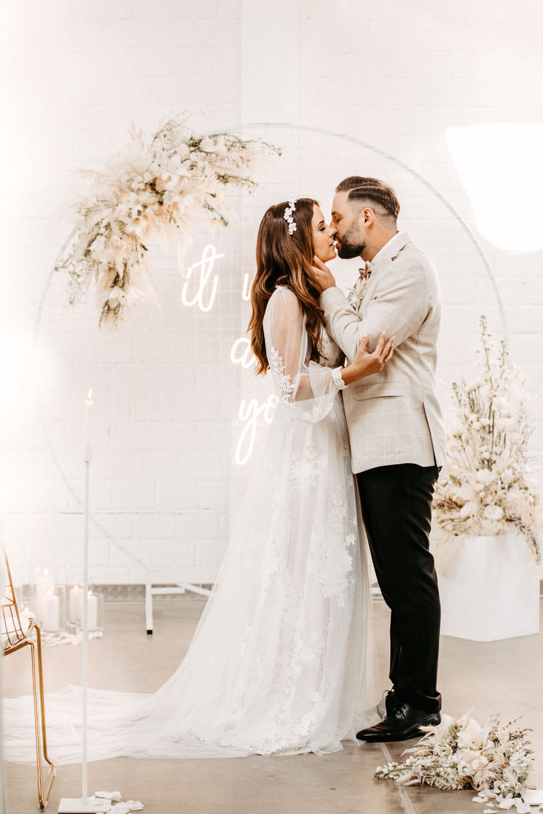 Brautpaar küsst sich nach dem Ja-Wort