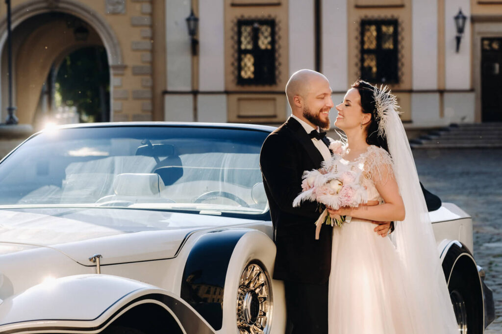 Glückliches Paar vor einem Oldtimer Glückliches Paar vor einem Oldtimer