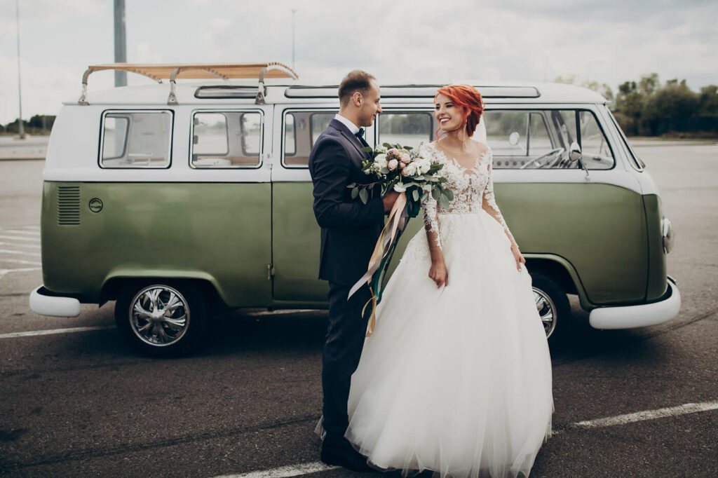 Das Hochzeitspaar vor einem Bulli als Hochzeitsauto Das Hochzeitspaar vor einem Bulli als Hochzeitsauto