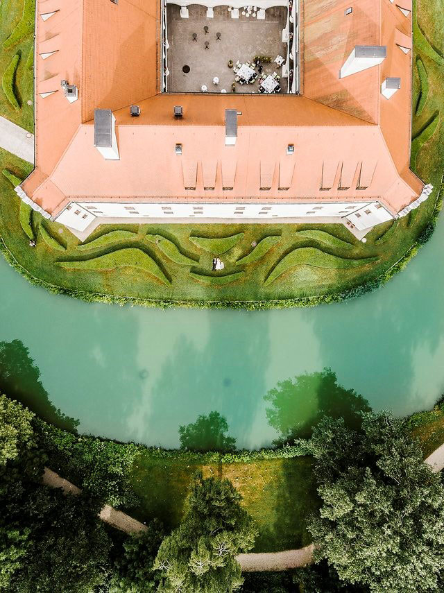 Luftaufnahme eines Schlosses während einer Hochzeit Luftaufnahme eines Schlosses während einer Hochzeit