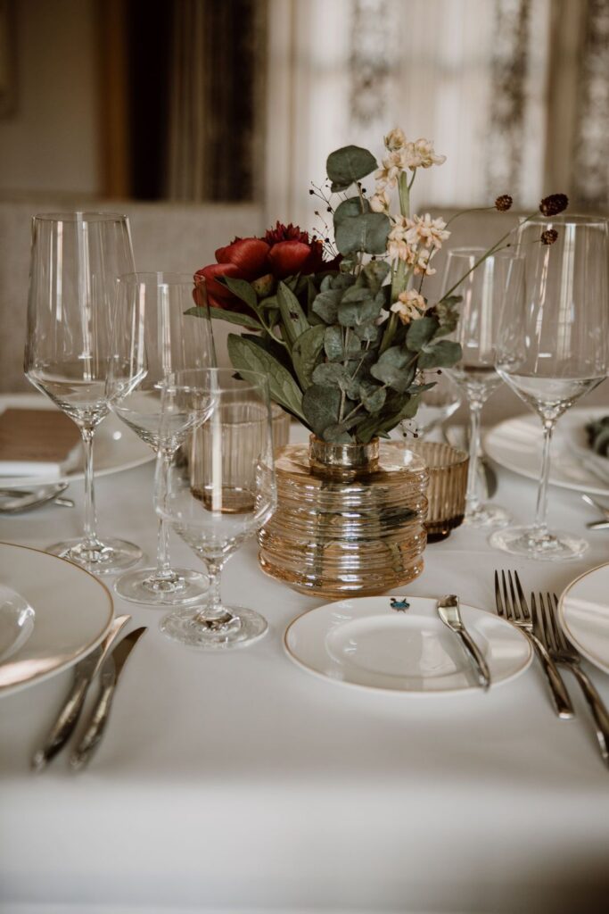 Eine Rose in einer Vase als Tischdekoration Eine Rose in einer Vase als Tischdekoration