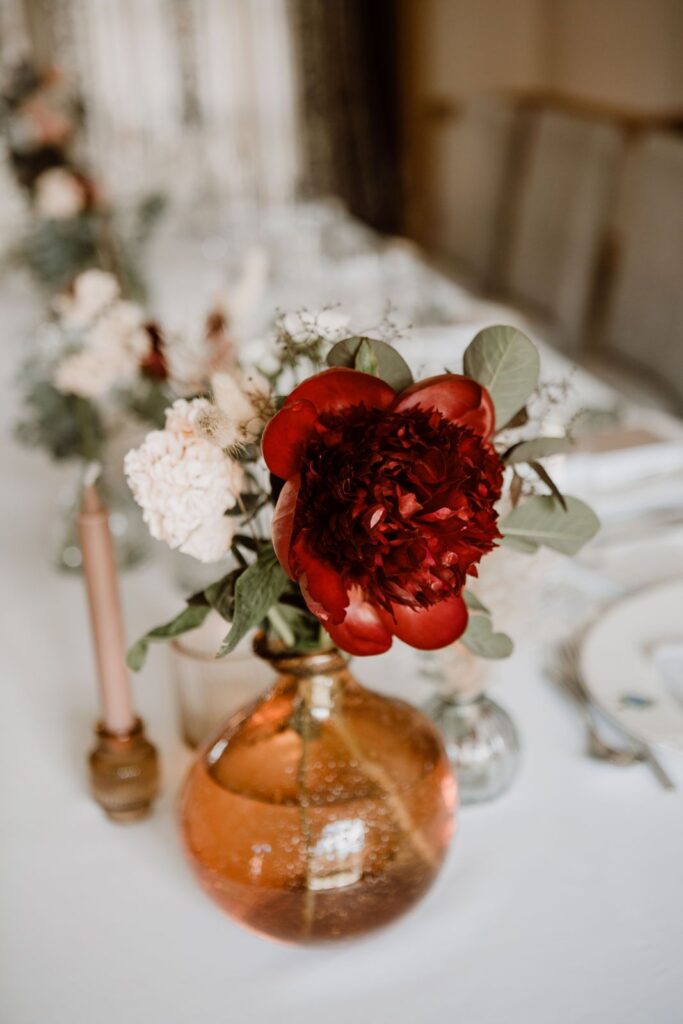 Platzierung einer Rose als Tischdekoration Platzierung einer Rose als Tischdekoration