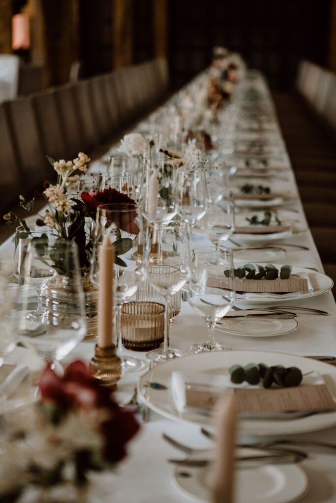 Anordnung der Tischdekoration und des Bestecks Anordnung der Tischdekoration und des Bestecks