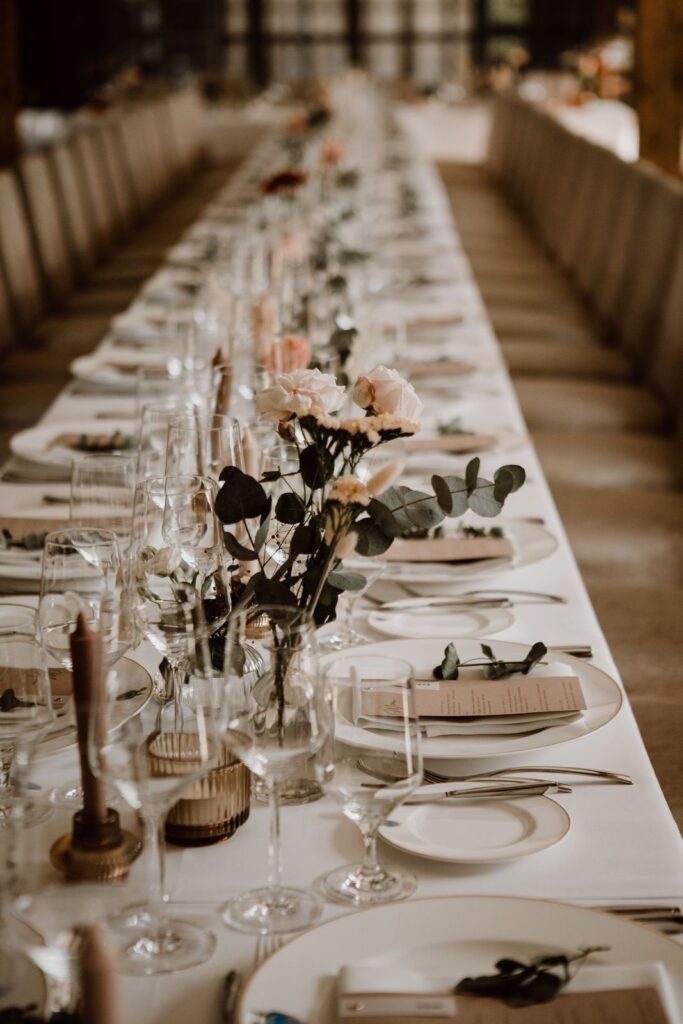 Farbig abgestimmte Tischdekoration für eine Hochzeit Farbig abgestimmte Tischdekoration für eine Hochzeit