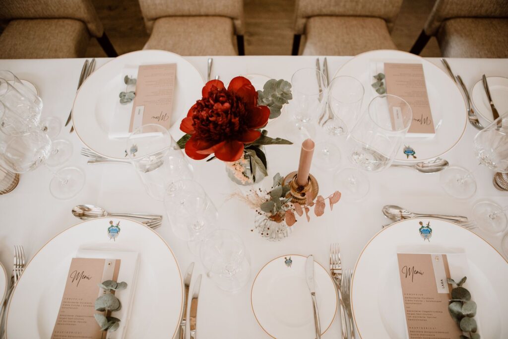 Rose als farbiger Akzent für die Tischdekoration Rose als farbiger Akzent für die Tischdekoration