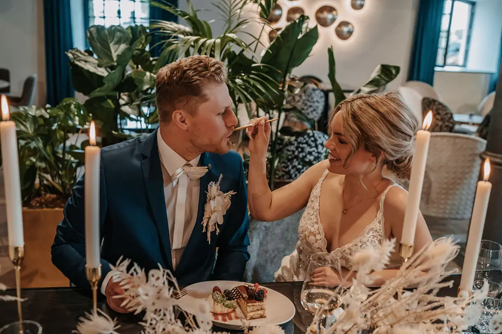 Braut füttert Bräutigam