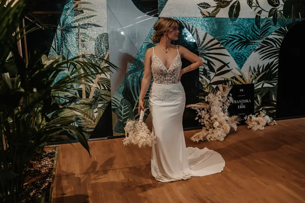 Braut wartet am Eingang auf die Gäste