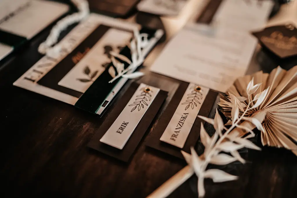 Papeterie in weißen und dunklen Farbtönen Papeterie in weißen und dunklen Farbtönen