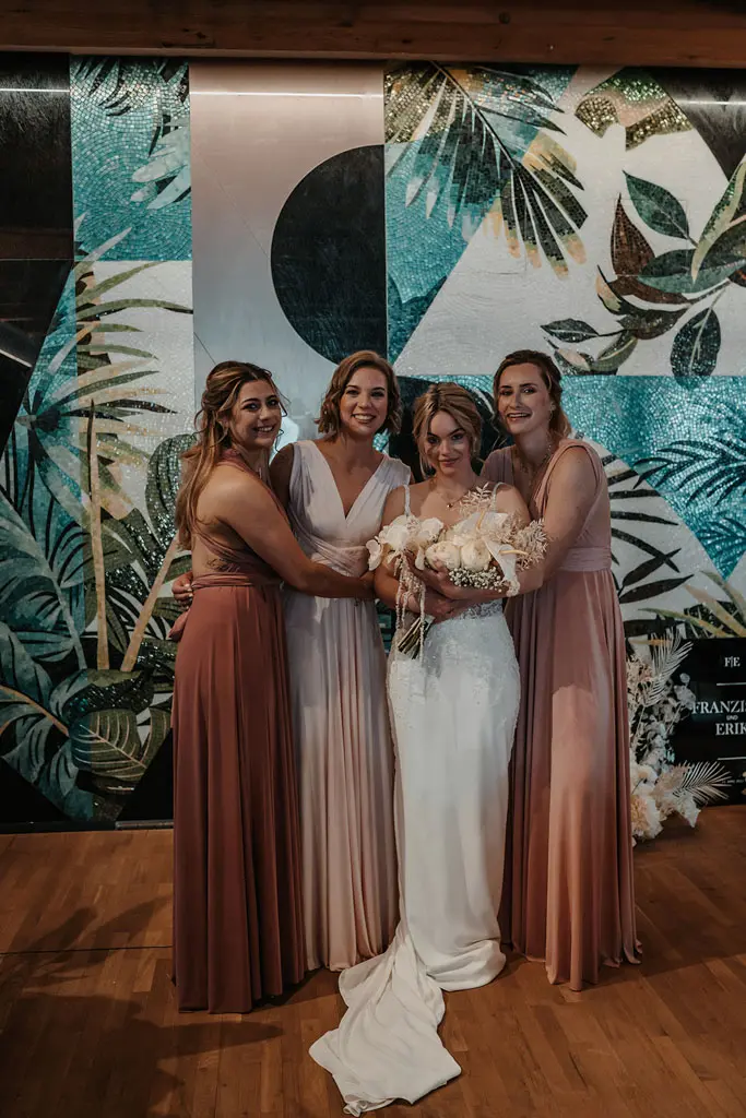 Braut zusammen mit den Brautjungfern