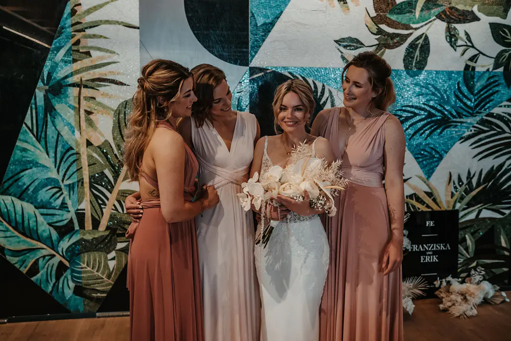 Braut und Brautjungfern beim Gruppenfoto