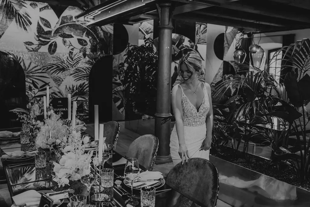 Braut beim Gang zum Essenstisch