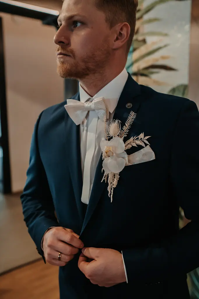 Bräutigam mit weißen Blumengesteckt