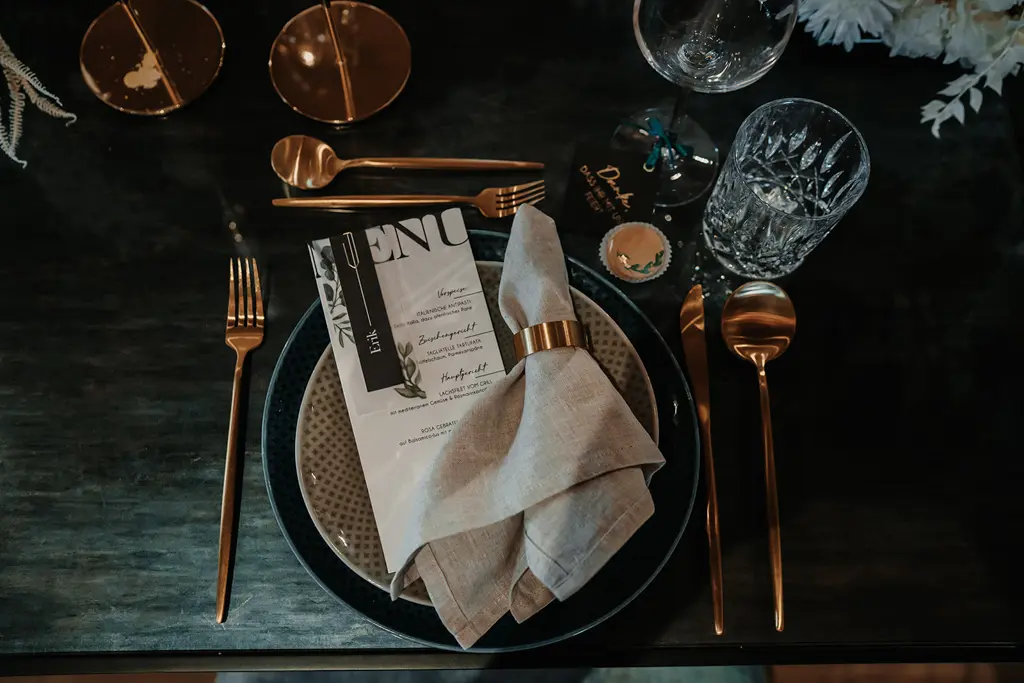 Papeterie und gedeckte Tafel Papeterie und gedeckte Tafel