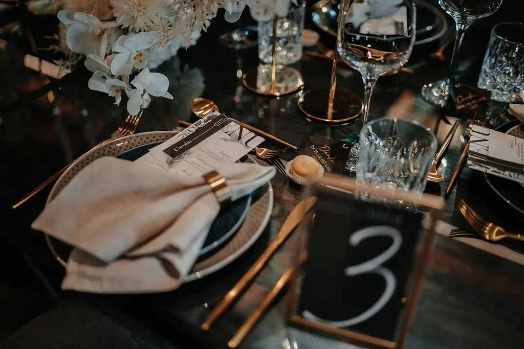 Gedeckter Hochzeitstisch mit Papeterie