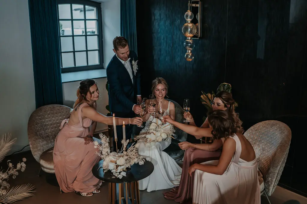 Gemeinsames Anstoßen von Brautpaar und Gästen Gemeinsames Anstoßen von Brautpaar und Gästen