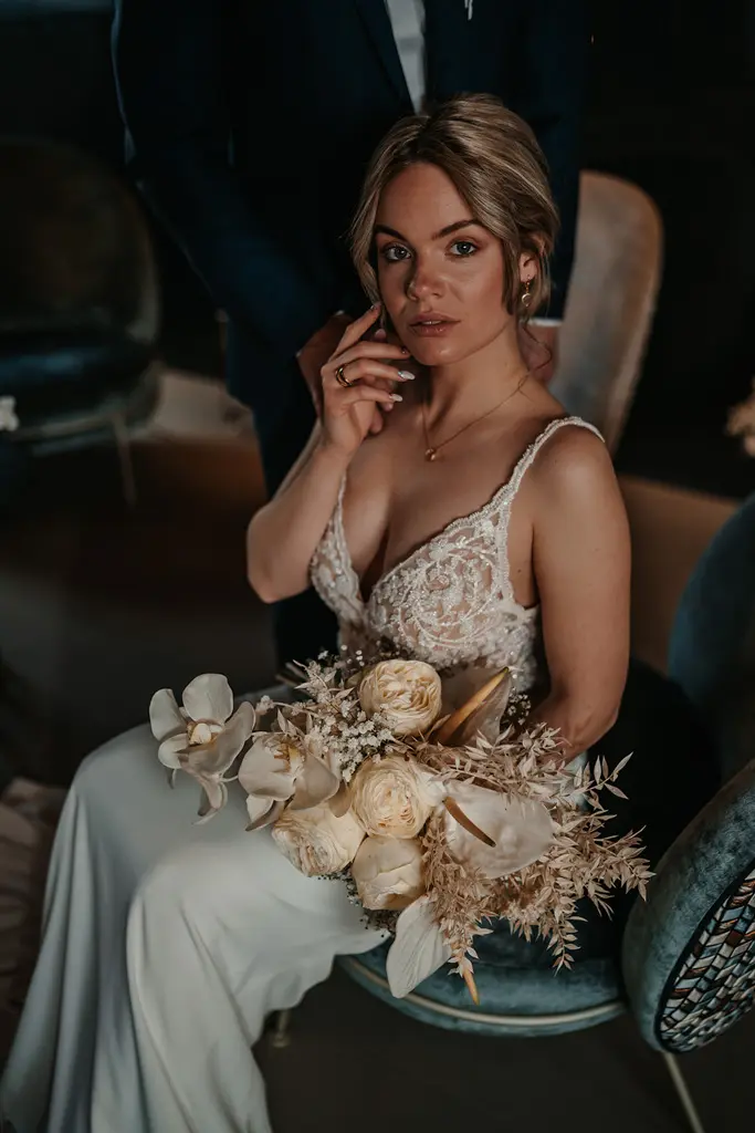 Brautpaar in einem weißen Kleid mit Brautstrauß Brautpaar in einem weißen Kleid mit Brautstrauß