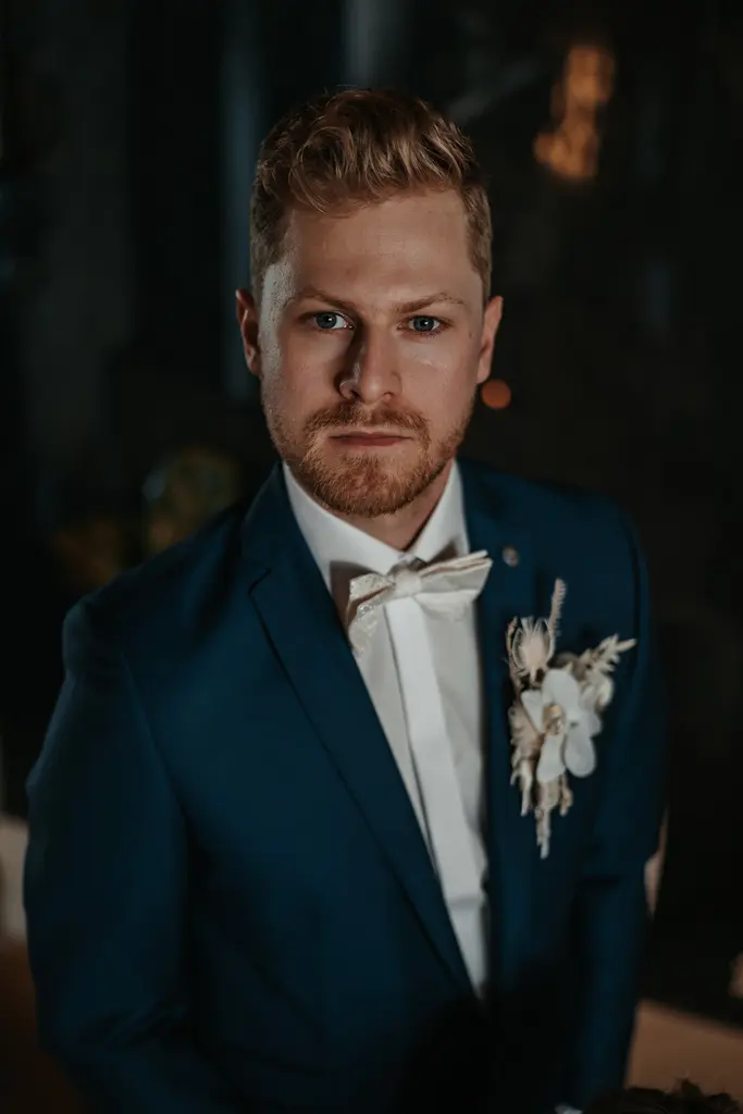Bräutigam mit passendem Blumengesteck Bräutigam mit passendem Blumengesteck