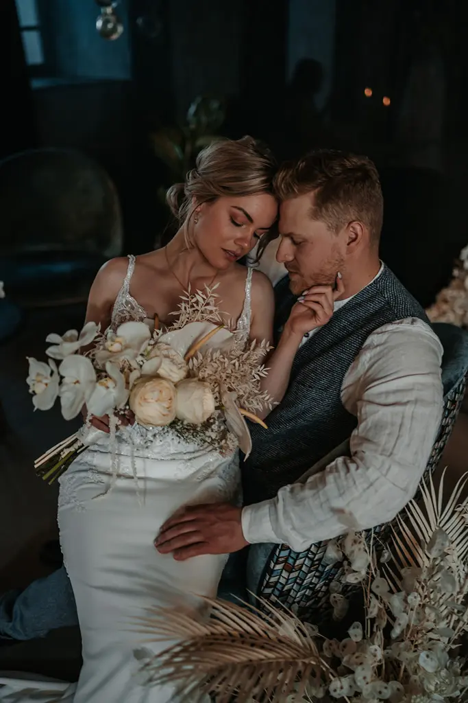 Braut und Bräutigam gemeinsam in der Lounge Ecke Braut und Bräutigam gemeinsam in der Lounge Ecke