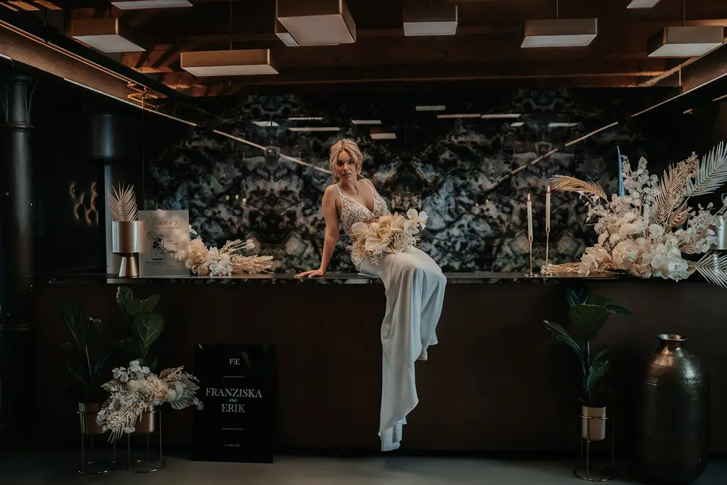 Braut posiert auf dem Bartisch