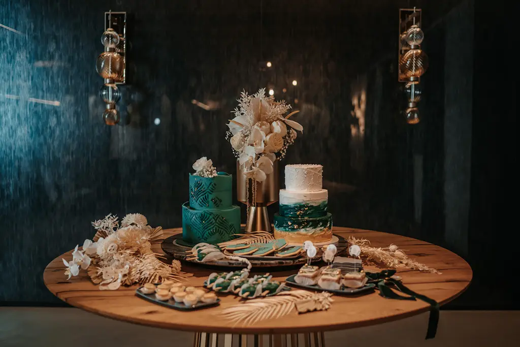 Fertige Tafel mit Hochzeitstorte und Süßem Fertige Tafel mit Hochzeitstorte und Süßem