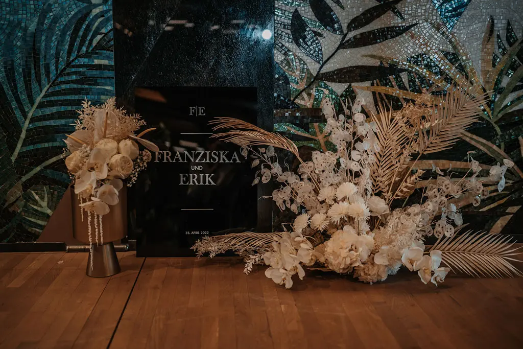 Tischschild mit passender Blumendekoration Tischschild mit passender Blumendekoration