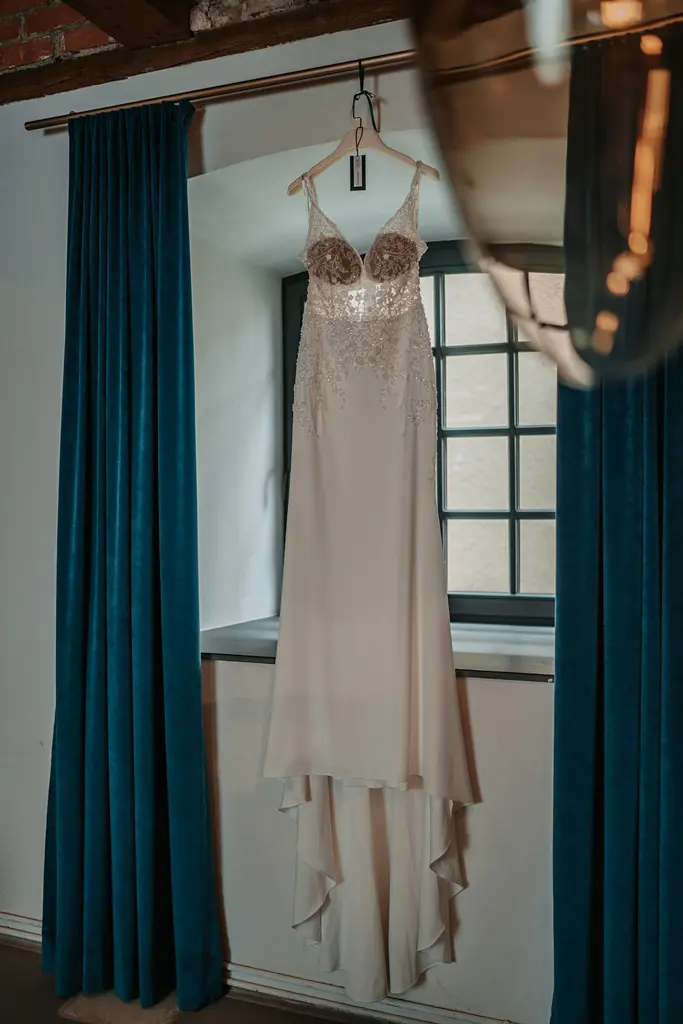 Brautkleid hängend im Ankleidezimmer