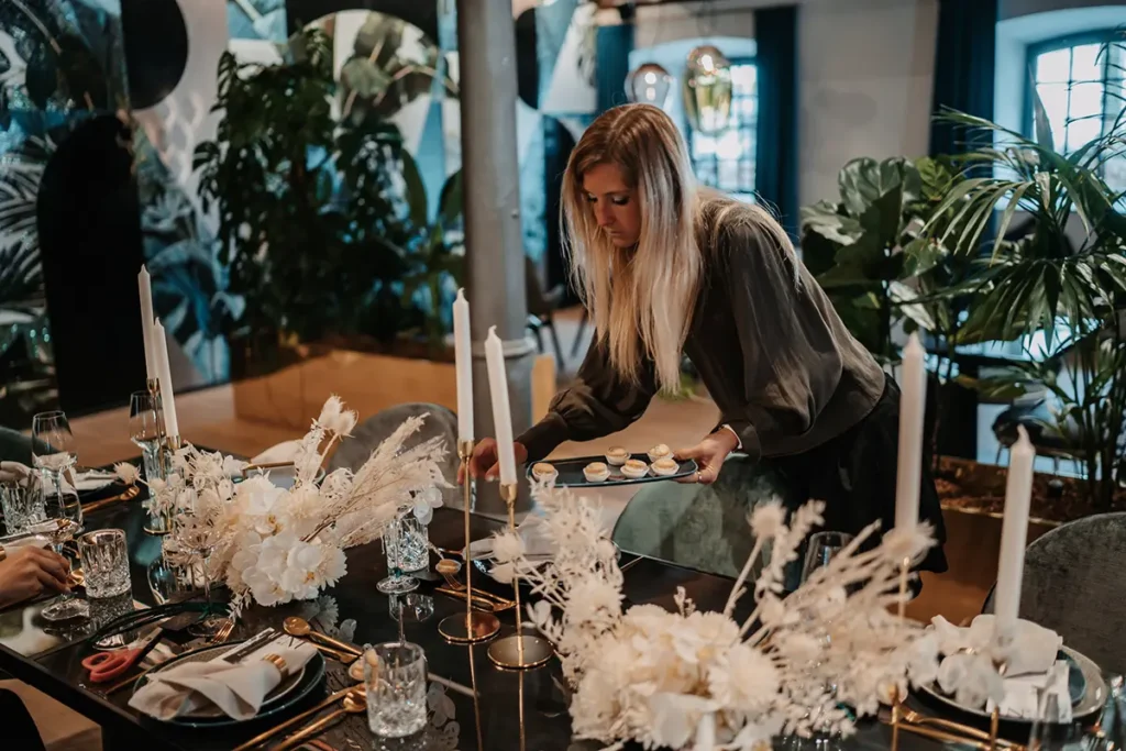 Julia von Sunshine Wedding & Events bei der Dekoration
