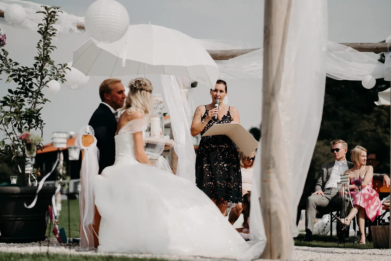 Brautpaar bei der Rede der Traurednerin