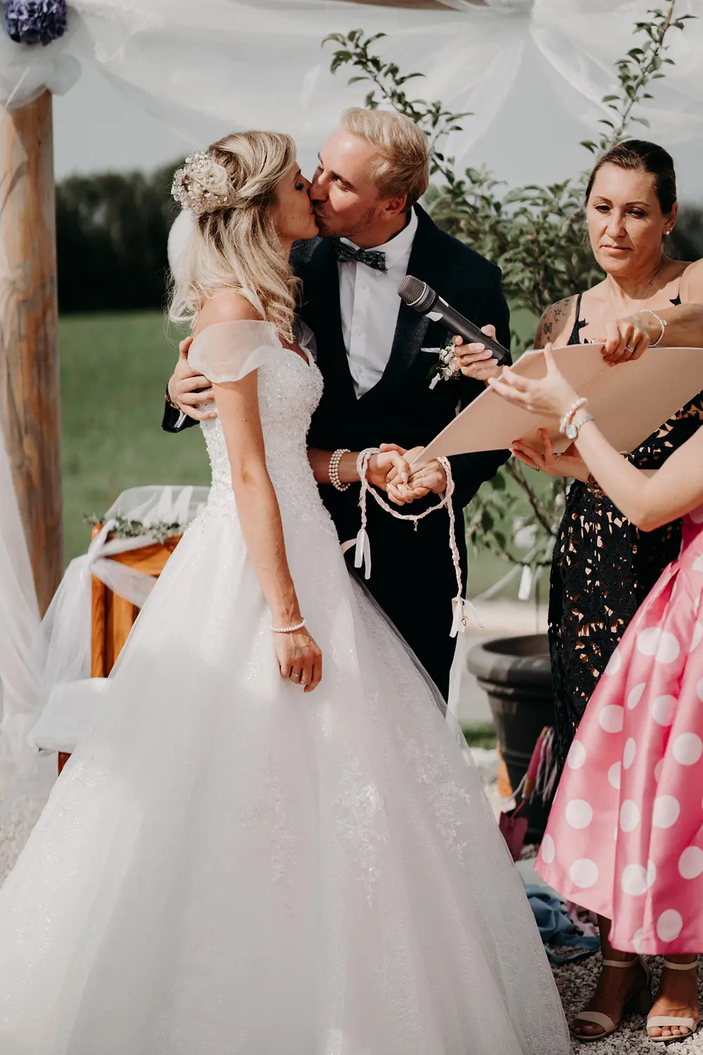 Kuss des Brautpaars am Ende der Trauzeremonie