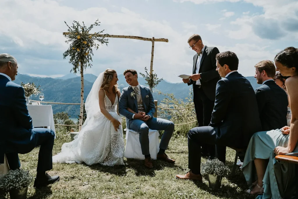 Professioneller Trauredner bei der Trauzeremonie Professioneller Trauredner bei der Trauzeremonie