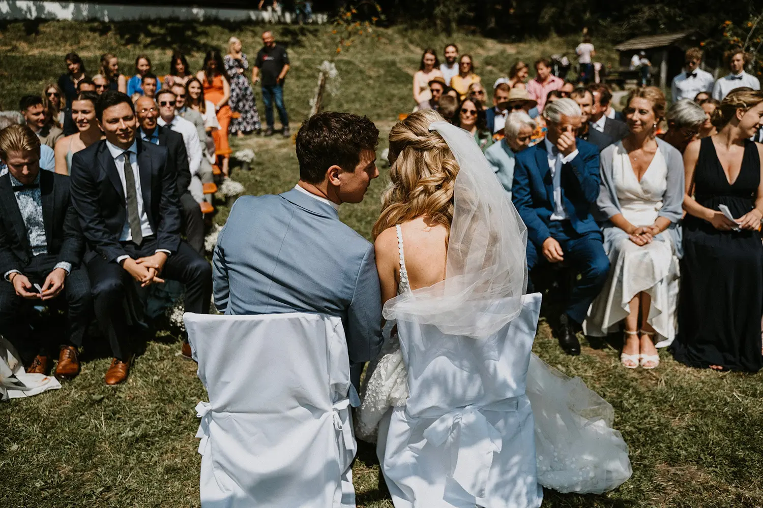 Brautpaar bei der Traurede vor den Gästen