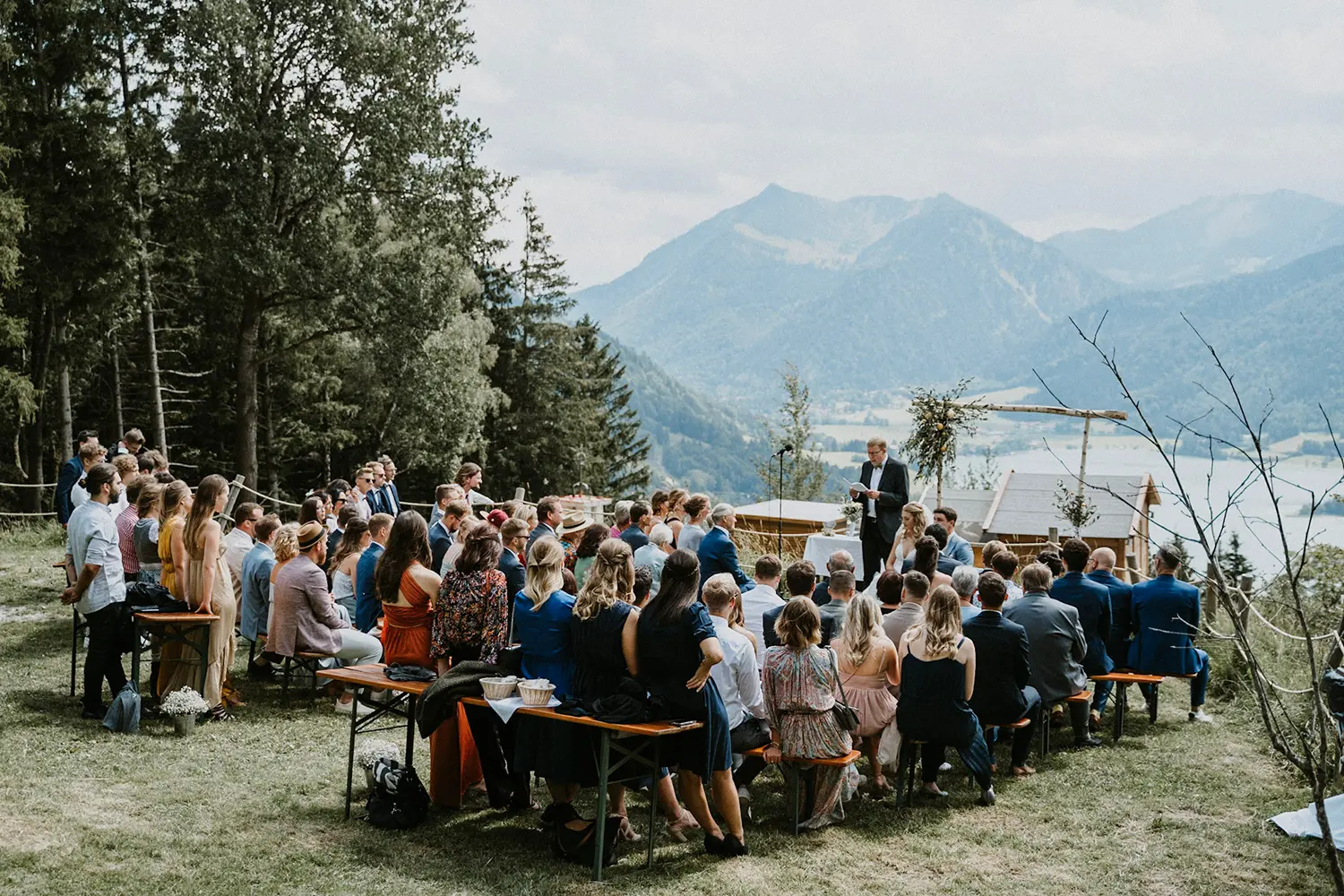 Trauredner eröffnet die Trauzeremonie