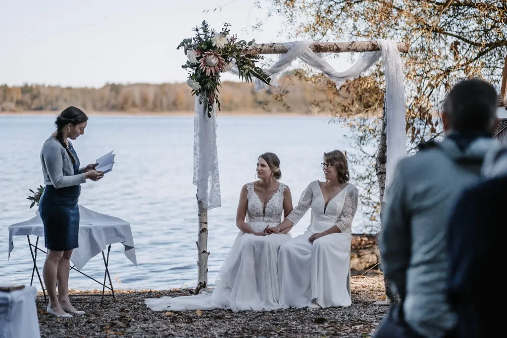 Hochzeitspaar und Traurednerin bei der freien Trauung Hochzeitspaar und Traurednerin bei der freien Trauung