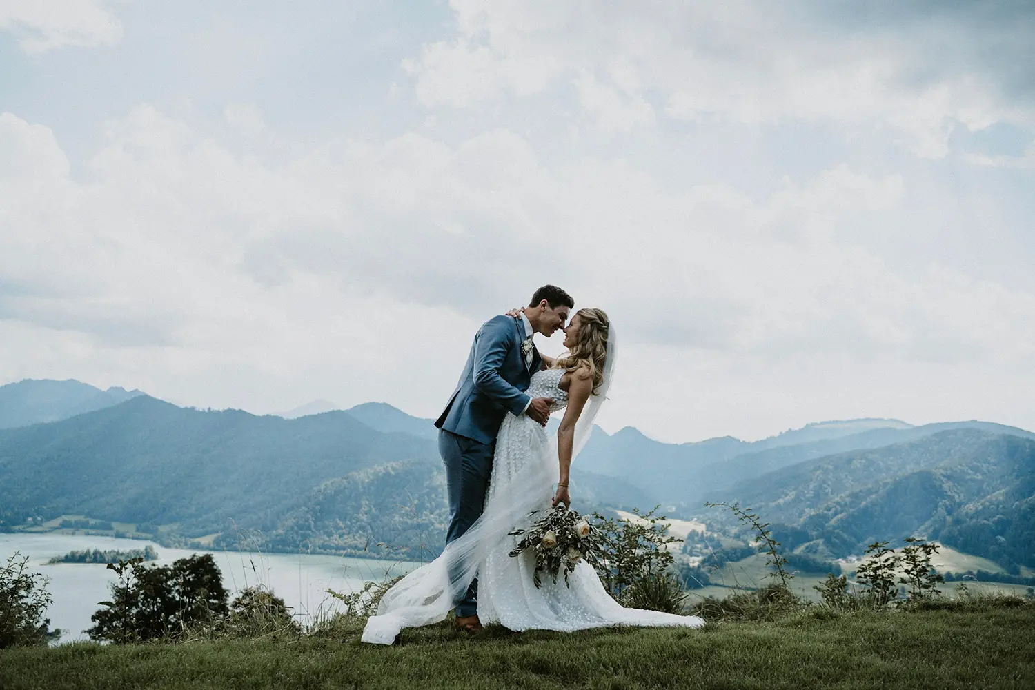 Brautpaar küsst sich nach der Trauzeremonie