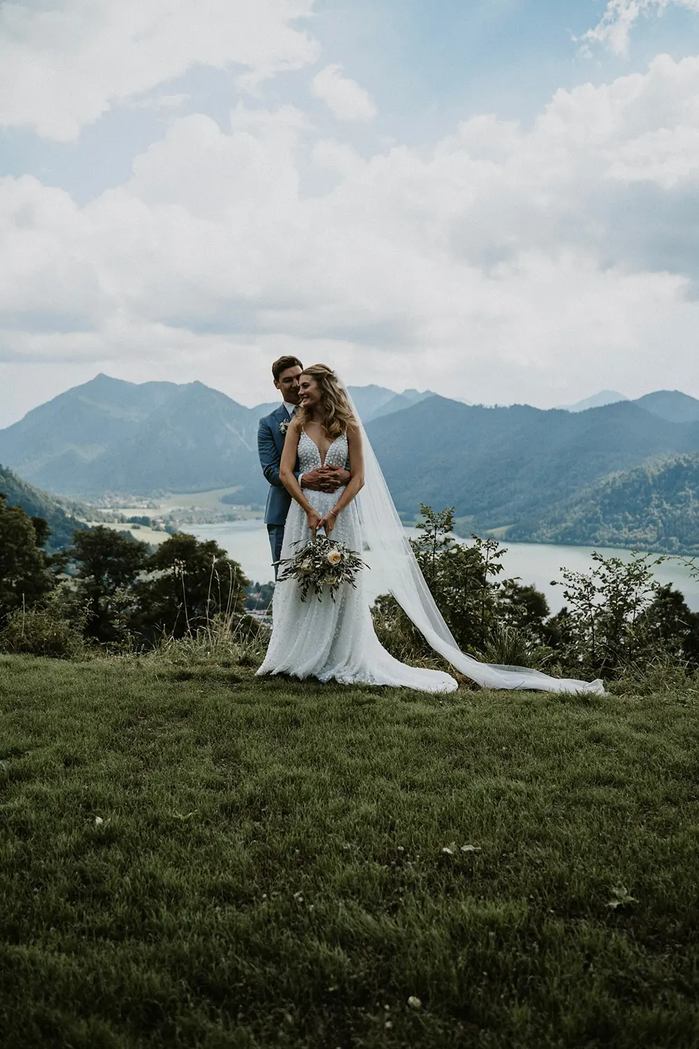 Glückliches Brautpaar nach der Trauzeremonie