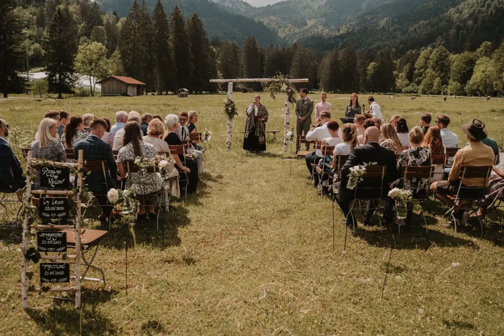 Traurednerin empfängt die Gäste Traurednerin empfängt die Gäste
