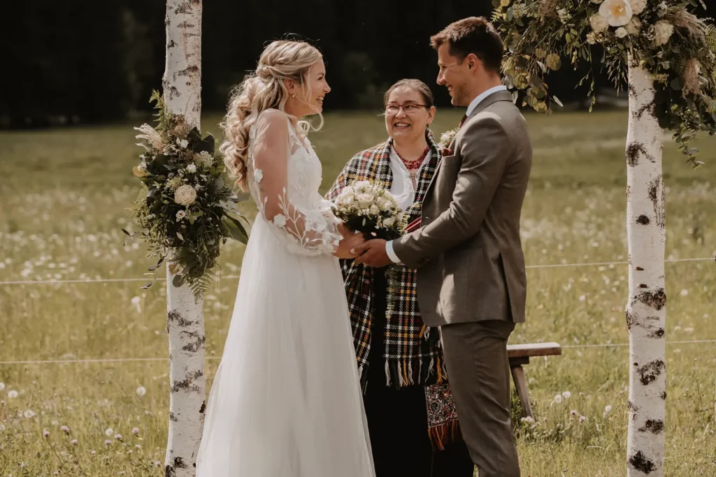 Glückliches Ehepaar bei der Trauzeremonie mit Traurednerin Glückliches Ehepaar bei der Trauzeremonie mit Traurednerin