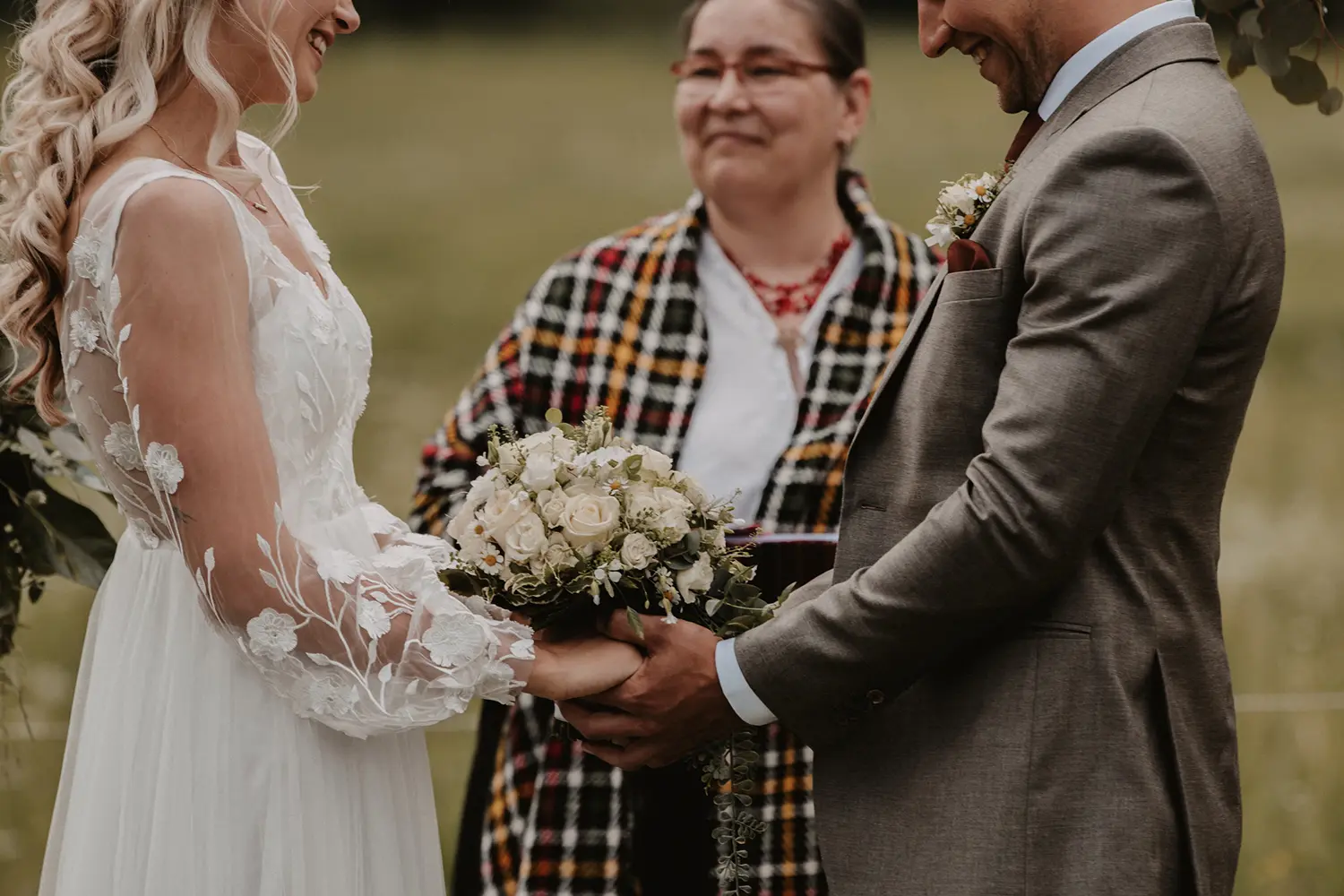 Traurednerin leite die Trauzeremonie