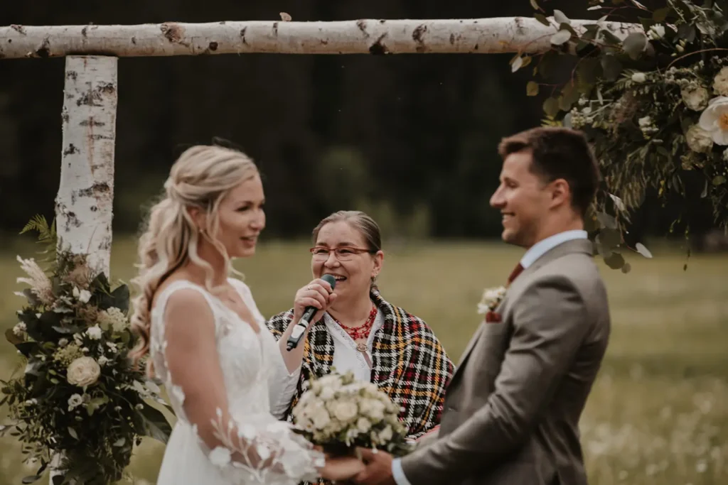 Traurednerin für die Zeremonie durch Traurednerin für die Zeremonie durch