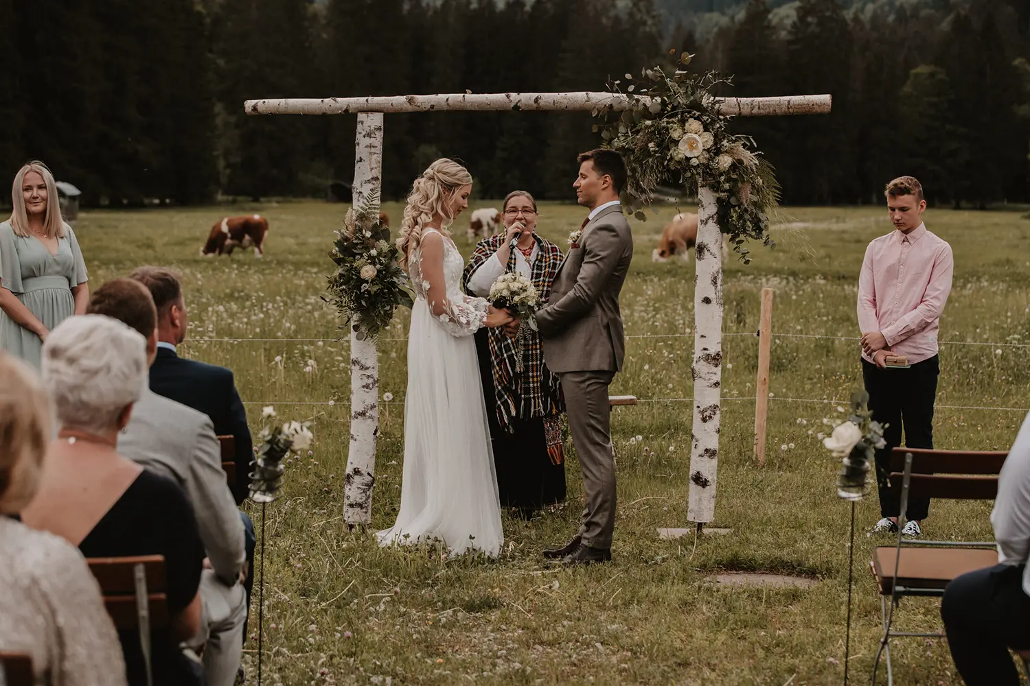 Traurede von professioneller Traurednerin vor dem Brautpaar