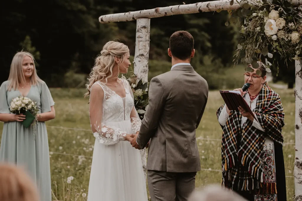 Traurednerin hält die Traurede vor dem Hochzeitspaar Traurednerin hält die Traurede vor dem Hochzeitspaar